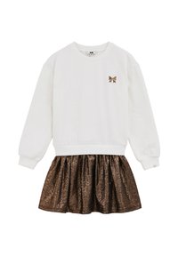 Witte sweatshirt met een kleine bruine strikborduring, gecombineerd met een bronzen, glanzende rok met een gatherontwerp.