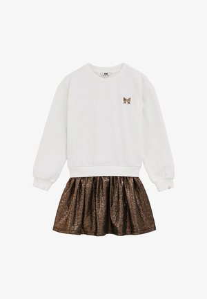 Bela majica s dolgimi rokavi z malim vezenjem rjave pentlje, v kombinaciji s bronasto, bleščečo krilo z nabranim dizajnom.