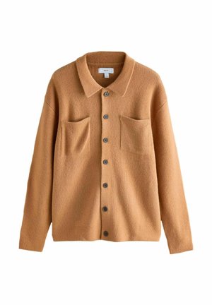 Cardigan tricotat texturat, de culoare maro, cu guler, două buzunare frontale și nasturi gri închis pe centru. Mâneci lungi, croială lejeră.