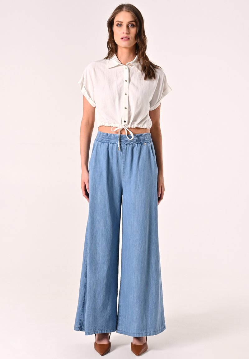 Rinascimento Jeans a zampa light blue/celeste