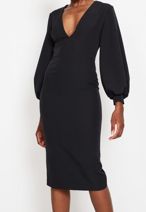 Sort midi-kjole med dyb V-udskæring, lange pufærmer og en tætsiddende silhuet, lavet af et glat stof med en let glans.