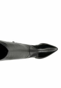 Zwarte leren kniehoge laars met een spitse neus, gladde textuur en subtiele naaddetails; voorzien van een rits aan de zijkant voor gemakkelijke bediening.