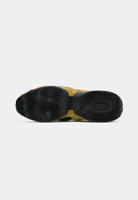 Κίτρινα και μαύρα αθλητικά παπούτσια με υφασμάτινη σόλα από καουτσούκ, που διαθέτουν κυματιστά σχέδια και εμφανές λογότυπο. Σχεδιασμένα για άνεση και υποστήριξη.