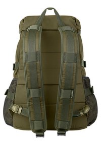 Olijfgroene rugzak met gevoerde achterkant, verstelbare schouderbanden, zijvakken van gaas en metalen hardware. Kenmerkt zich door een gestikte textuur en stevige materialen.