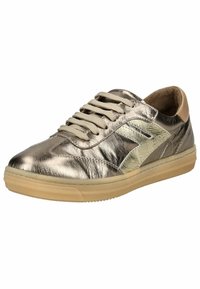 Sneaker metallici dorati con tomaia in pelle texture, accenti beige e suola in gomma. Presentano lacci piatti e dettagli del logo laterale.