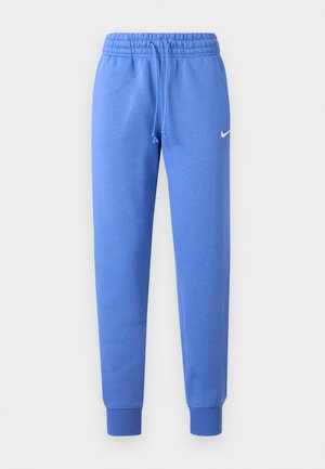 Pantalones de chándal azules hechos de tela suave, con una cintura elástica con cordón, puños acanalados y un pequeño logo blanco en el lateral.