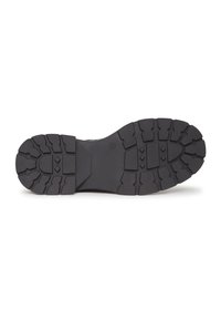 Suela de goma negra con profundas ranuras para tracción. Las estrías y patrones mejoran el agarre. Superficie superior lisa con diseño de punta redonda.