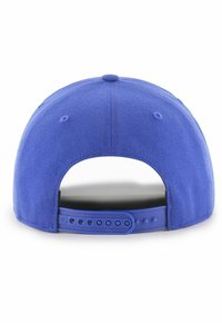 Vue arrière d'une casquette bleue en tissu, dotée d'une sangle en plastique ajustable avec plusieurs trous pour le réglage de la taille.