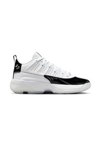 Lavtop hvid sneakers med sorte lakerede detaljer, perforerede sidepaneler, hvide snørebånd og "23" broderet på sort hælflap.