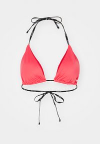 Korálovo ružový bikiny top s trojuholníkovými pohármi, nastaviteľnými čiernymi šnurovacími popruhmi s bielym logom a zhrnutými okrajmi pre tesné priliehanie.