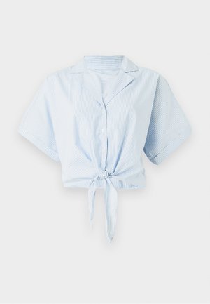 Chemisier court bleu clair avec des rayures verticales blanches, manches courtes, col, et une fermeture à nouer à l'avant. Fabriqué en tissu léger et lisse.