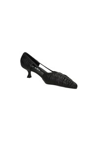 Pump slingback in pelle nera con punta affusolata, caratterizzata da una texture arricciata, un tacco basso e spesso, e una fascia stretta sul dorso del piede.