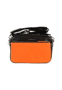 Bolso bandolera negro y naranja con textura lisa, que cuenta con un compartimento con cremallera y una correa para el hombro. Logo de la marca grabado en el frente.