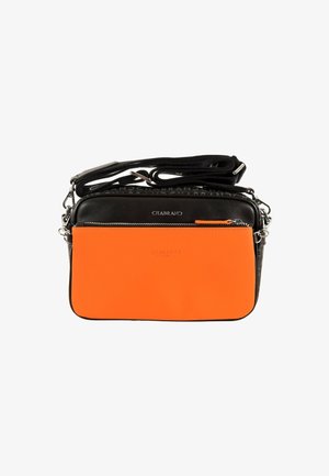 Borsa a tracolla nera e arancione con una texture liscia, dotata di una tasca con cerniera e una tracolla. Logo del marchio impresso sulla parte anteriore.