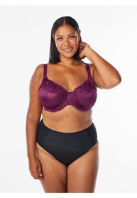 Diep paarse satijnen beha met bloemenkantaccenten en verstelbare bandjes, gecombineerd met hooggetailleerd zwart ondergoed met kantdetails.