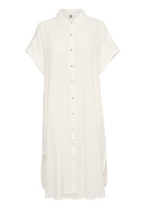 Vestido camisero blanco de manga corta, confeccionado en una suave tela texturizada. Presenta un cierre de botones en la parte delantera y un cuello clásico, con un corte relajado y aberturas laterales.