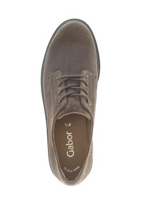 Braune Wildleder-Schnürschuhe mit runder Zehenform, schwarzer Sohle und Gabor-Logo im Inneren, aus einer Draufsicht gezeigt.