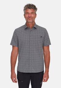 Camicia a maniche corte, con bottoni, di colore grigio con un motivo a griglia nera e una tasca sul petto. Realizzata in un tessuto leggero e liscio.