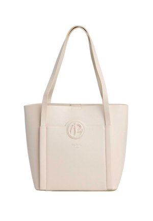 Borsa a spalla in morbido materiale sintetico beige, con due manici lunghi, un logo rotondo in rilievo sulla parte anteriore e una forma rettangolare piatta.