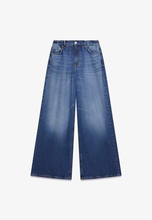 Weit geschnittene blaue Jeans aus Denim mit elastischem Bund, vorderem Knopf, Taschen vorne und hinten sowie ausgebleichten Details an Oberschenkel- und Kniebereichen.