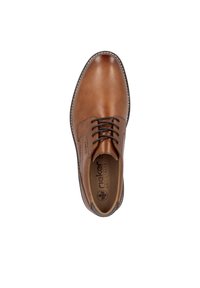 Scarpa da uomo in pelle marrone con punta rotonda, chiusura con lacci e pannello testurizzato. Presenta una soletta imbottita e cuciture a contrasto lungo il bordo della suola.