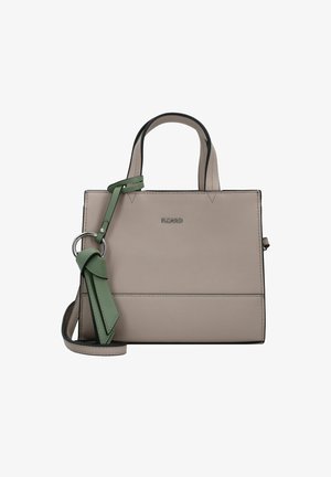 Sac à main de taille moyenne en simili cuir taupe clair. Il dispose d'une sangle accentuée en vert, d'une forme structurée, de surpiqûres contrastées et d'un logo à l'avant.