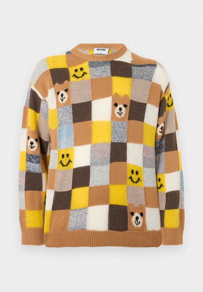 Πλεκτό πουλόβερ με καφέ, κίτρινο, λευκό και γκρι καρό σχέδιο που περιλαμβάνει πρόσωπα αρκούδων και χαμογελαστά πρόσωπα, στρογγυλή λαιμόκοψη, μακριά μανίκια.