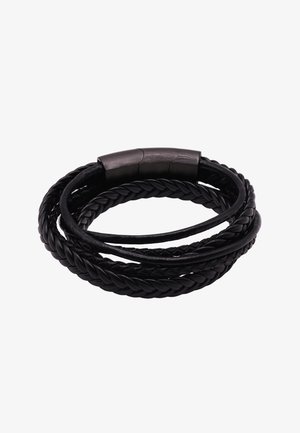 Zwarte leren armband met drie in elkaar gewoven strengen, met een gevlochten textuur en een gladde metalen sluiting.