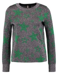 Pull gris avec des motifs d'étoiles vertes scintillantes multicolores. Encolure ronde, manches longues, coupe décontractée et tissu texturé pailleté sur l'ensemble.