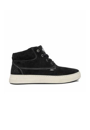 Czarny półwysoki sneaker z zamszu z białą gumową podeszwą, czarnymi sznurowadłami i białym przeszyciem na jednolitym białym tle.