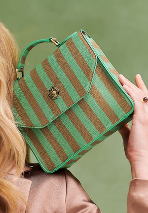 Taschen in grün-braunem Streifenmuster mit strukturiertem Finish, Umschlagklappe, kreisförmigen goldfarbenen Beschlägen und einem kurzen Tragegriff.