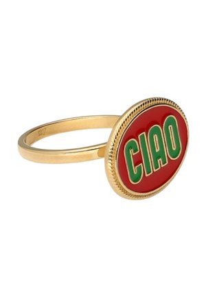 Bague en or avec un visage rond en émail rouge présentant le mot "CIAO" en lettres vertes en gras soulignées d’or.