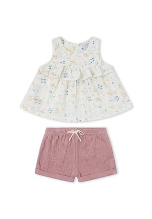 Top blanco sin mangas con volante floral combinado con shorts rosas texturizados con cintura elástica y cordón atado, dispuestos planos sobre fondo blanco.