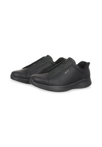 Scarpe nere slip-on realizzate in materiale testurizzato con punta arrotondata e suola flessibile. Presentano un logo discreto sul lato e dettagli elasticizzati.