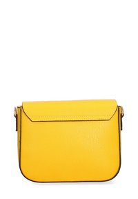 Borsa a tracolla gialla in pelle con chiusura a patta, angoli arrotondati e rifiniture nere a contrasto. Texture liscia, design compatto adatto per gli essenziali.