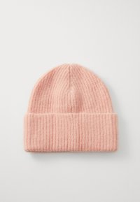 Căciulă tricotată roz, cu o textură ribbed și margine pliabilă, realizată dintr-un material moale, având un finisaj neted și un vârf rotund.