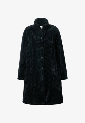 Cappotto nero a maniche lunghe realizzato in tessuto morbido e strutturato. Presenta un colletto alto e una chiusura con bottoni sul davanti.