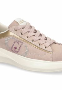 Baskets en daim rose clair avec des accents métalliques, des lacets texturés et des strass décoratifs sur le côté. Semelle en caoutchouc blanche.