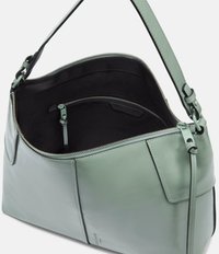 Miętowozielona skórzana torba z gładką fakturą, zamknięcie na zamek błyskawiczny oraz czarnym wnętrzem. Oferuje wewnętrzną kieszeń oraz regulowany pasek na ramię.