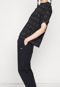 sandro T-shirt z nadrukiem