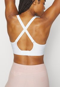 Under Armour INFINITY MID COVERED - Vidēja atbalsta sporta krūšturis - white/halo gray