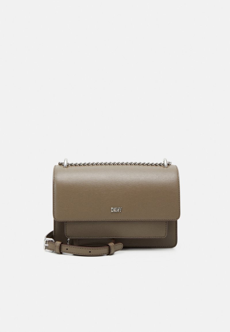 DKNY BRYANT CHAIN FLAP Geantă crossbody truffle/gri deschis