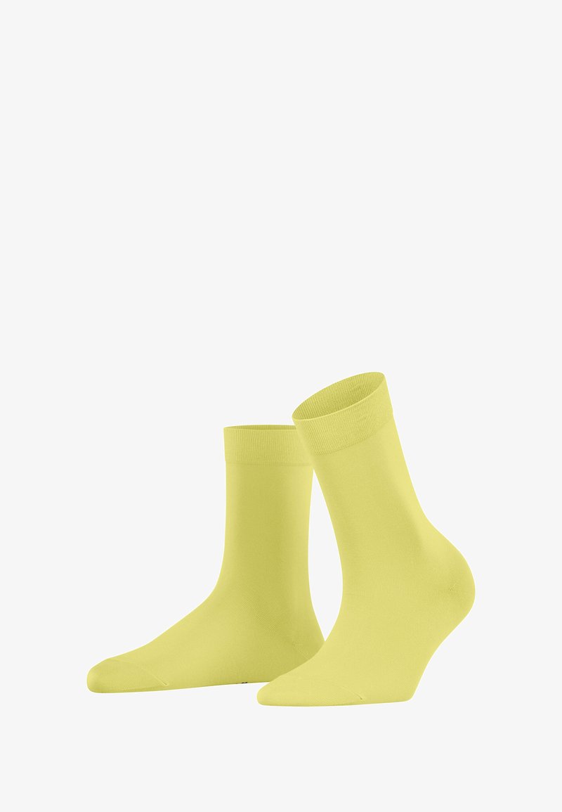 Gelbe Knöchelsocken aus glattem, dehnbarem Stoff mit einem gerippten Bund und einer einfarbigen Gestaltung ohne Muster oder Akzente.