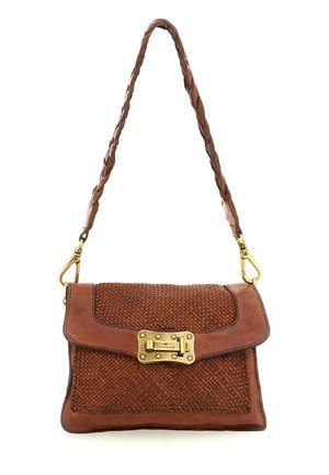 Borsa a mano in pelle marrone con trama intrecciata, chiusura in metallo dorato incisa con "Campomaggi" e tracolla intrecciata con ganci in metallo.