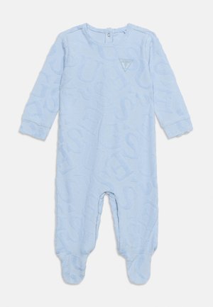 Lichtblauw babyrompertje met lange mouwen, ingebouwde voetjes, reliëfletters en een klein driehoekig logo op de borst.