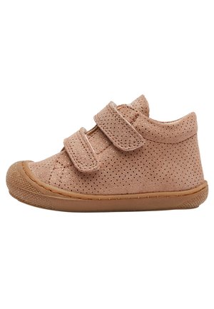 Rosa perforierte Stoffschuhe mit zwei Klettverschlüssen, runder Spitze und einer sandfarbenen Gummisohle. Eignen sich für die Freizeit.