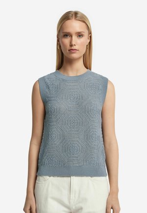 Pull sans manches bleu clair avec un motif géométrique texturé, col et ourlet côtelés, fabriqué dans un tissu en tricot doux.