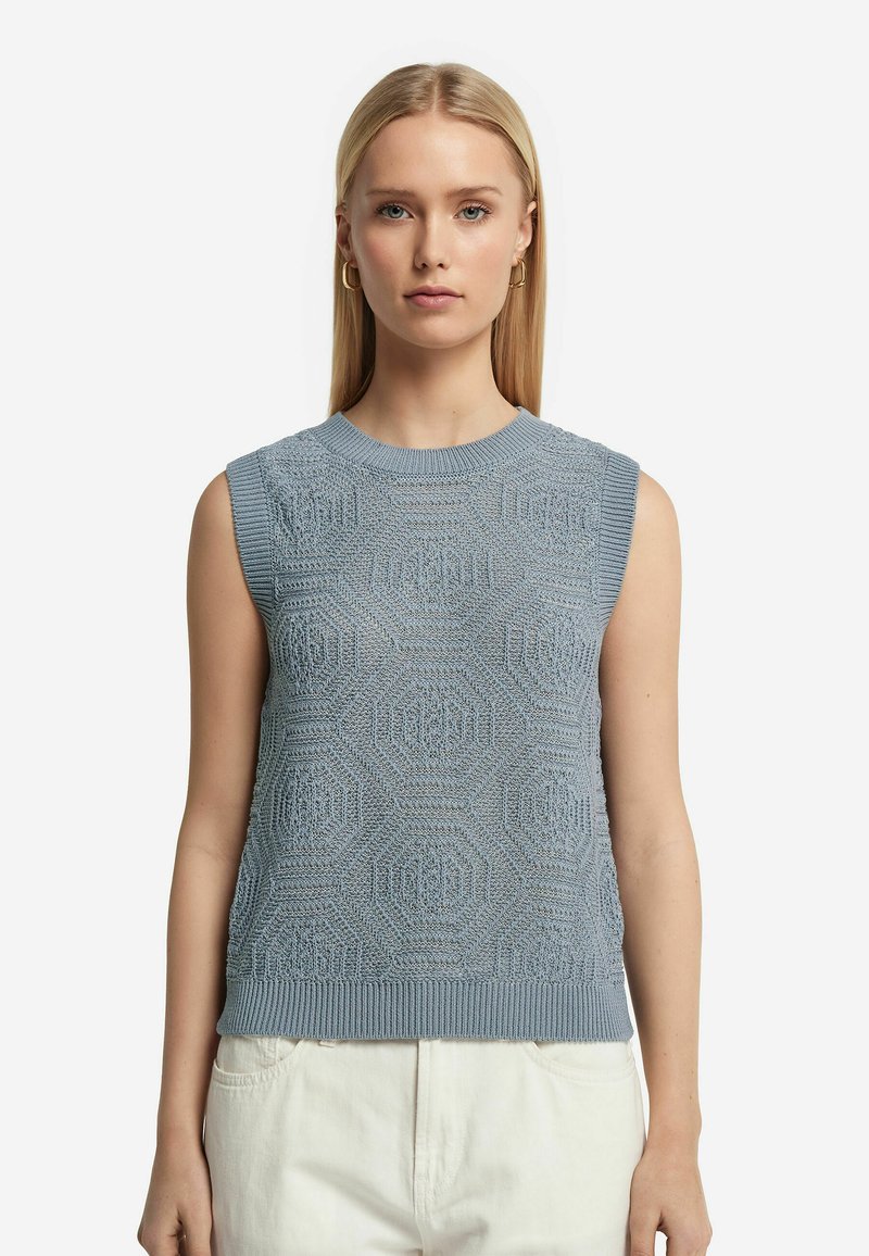 Ärmlös ljusblå tröja med ett texturerat geometriskt mönster, ribbad krage och fåll, tillverkad av ett mjukt stickat tyg.