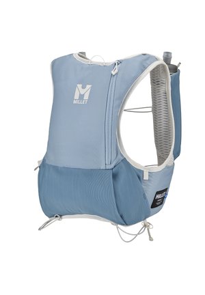 Gilet d'hydratation Millet bleu clair avec poche zippée frontale, panneaux latéraux en maille, cordons réglables et porte-bouteille à l'arrière.