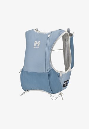 Gilet d'hydratation Millet bleu clair avec poche zippée frontale, panneaux latéraux en maille, cordons réglables et porte-bouteille à l'arrière.